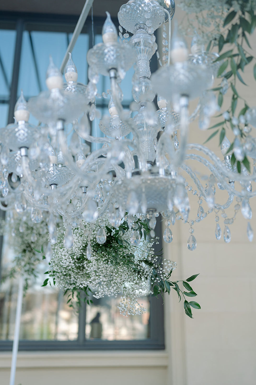 Transparenter Kronleuchter für elegante Hochzeitsdeko