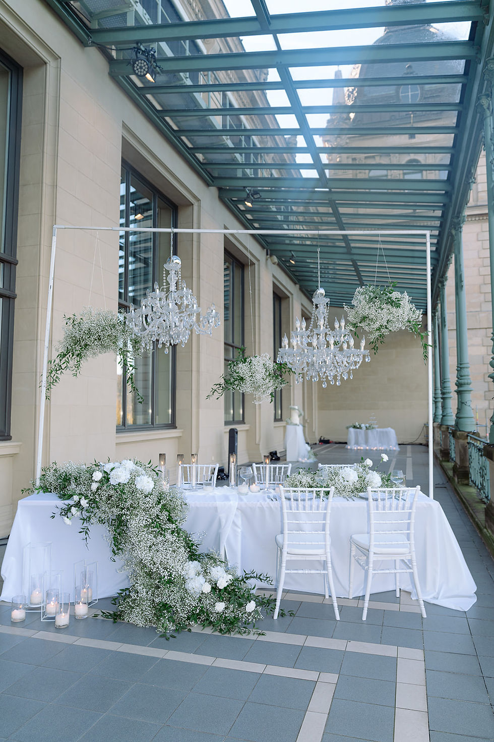 Stilvolles Wedding Table Setting in Weiß und Grün mit Schleierkraut