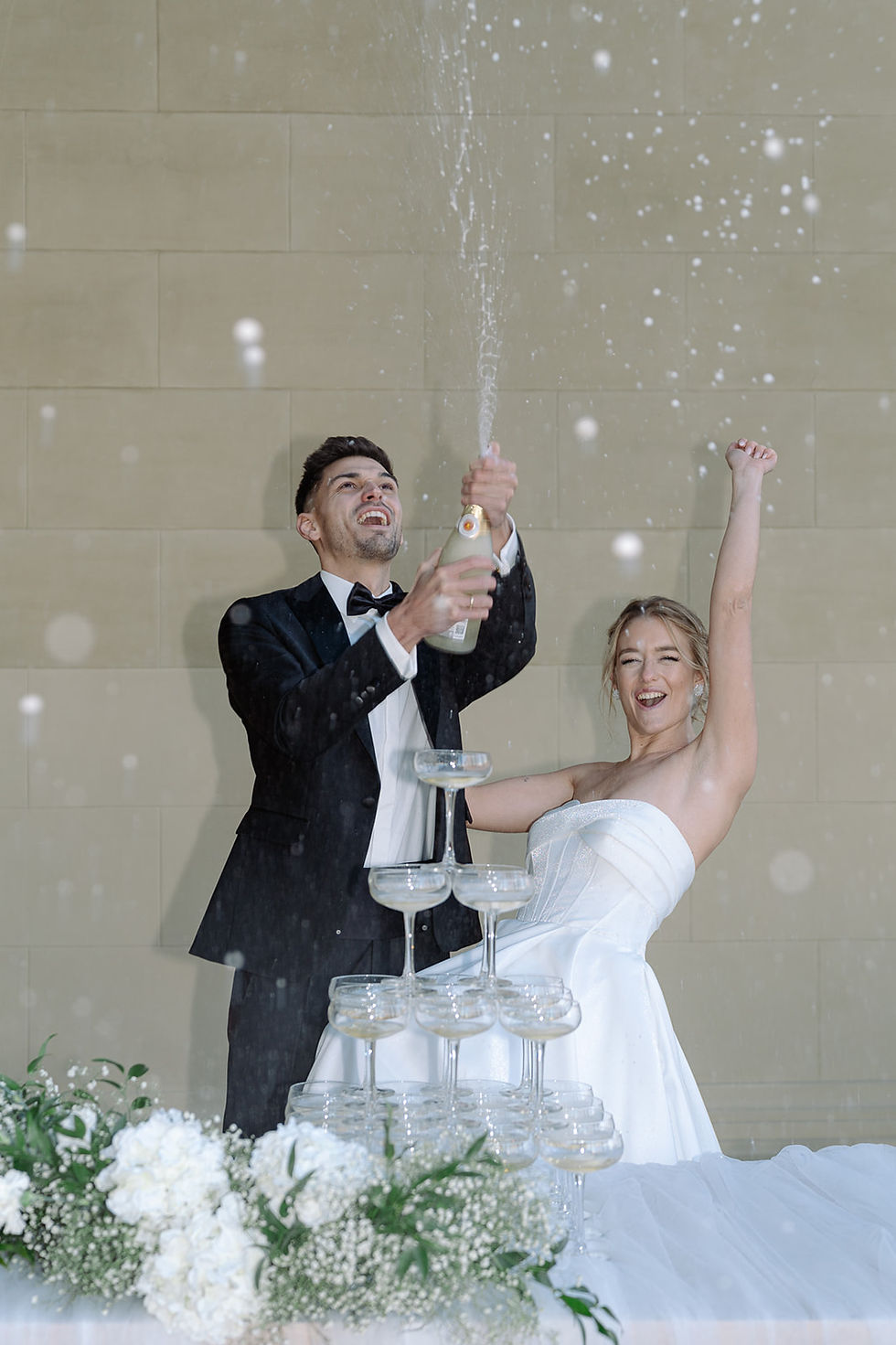 Champagnerpyramide bei einer stilvoll eleganten Hochzeit