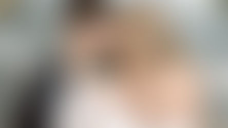 Glamouröses Brautpaar küsst sich auf einer Treppe