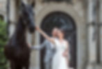 Wedding Styled Shoot mit schwarzem Pferd und Brautpaar vor einer Villa