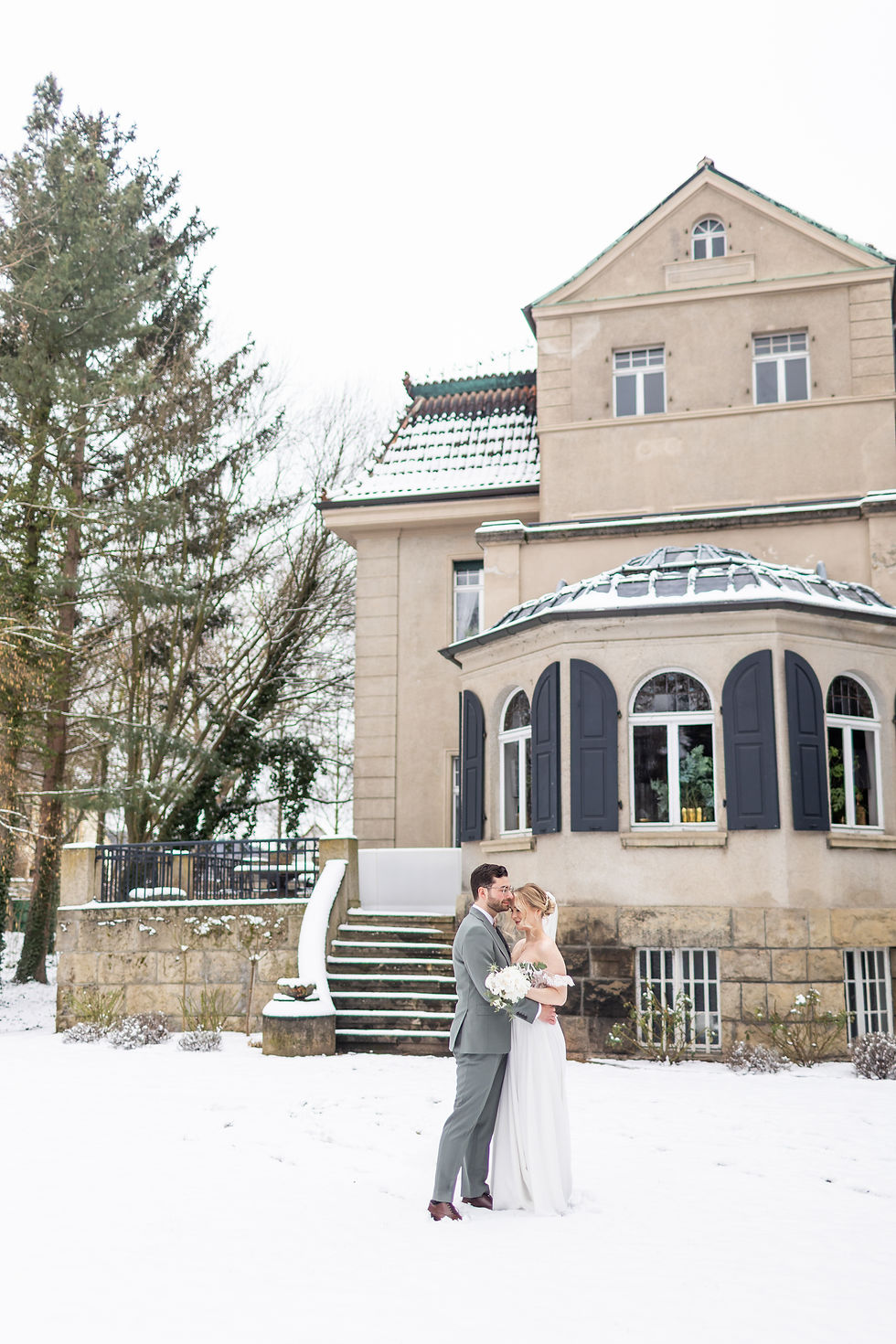 Brautpaarfotos im Schnee vor der Hochzeitslocation Le Mariage in Quedlinburg