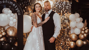 BLACK & GOLD – Elegante Hochzeit mit Industriecharme