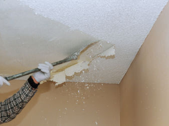 Popcorn Ceiling vs. Smooth Finish — Which Is Better?