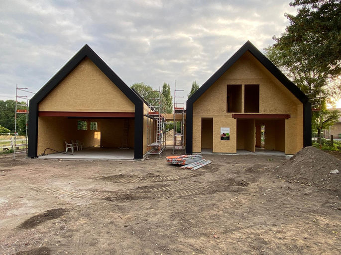 Houtmassiefbouw Ieper woning en garage door Wood & Build