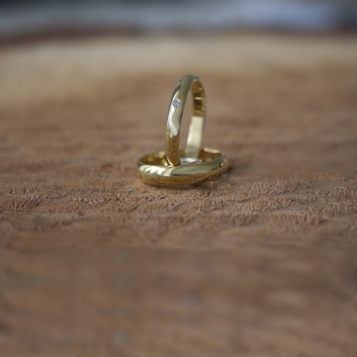 Obrączka złota półokrągła z brylantem  szer.  3mm