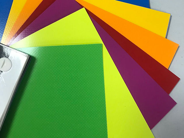 Muestrario de lonas de PVC de Plastold, fabricante de lonas para carpas en Málaga