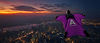 Wingsuit Flyer über einer Skyline bei Nacht