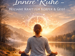 Eine Frau sitzt meditierend am See in den Bergen, Sonnenuntergang. Leuchtendes Gehirn-Symbol. Text: Innere Ruhe. Heilende Kraft.