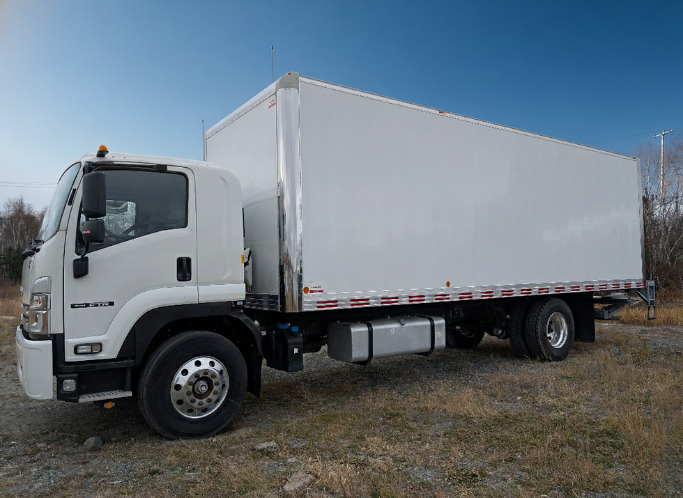 Camions lourds alignés devant le Centre du Camion Thibault à Rouyn-Noranda