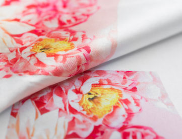 Tela sublimada con flores rosadas y centro amarillo