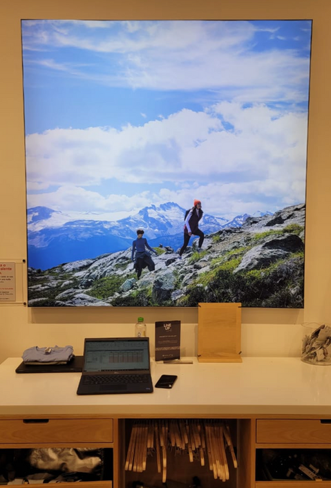 personas escalando una montana con el cielo azul nublado