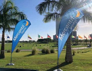 Banderas sublimadas azules de Banco Mercantil en campo de golf