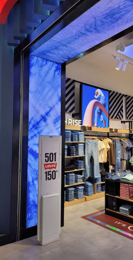 entrada a tienda Levis en centro comercial