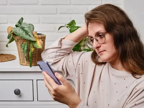 Social-Media-Abhängigkeit: Wie exzessives Scrollen einsam macht