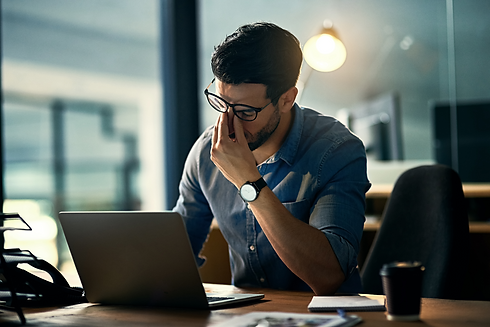Ein Mann müde und gestresst durch seine Arbeit und möchte jetzt sich entspannen mit Hypnose
