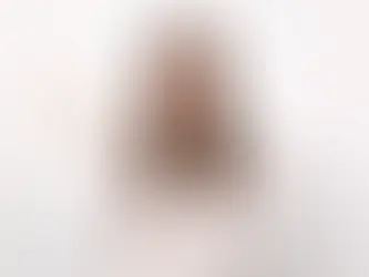 Neujahrsvorsätze und innere Reflexion – nachdenkliche Person zum Jahresbeginn