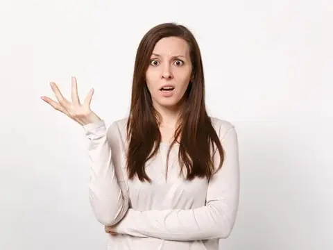 Neujahrsvorsätze und innere Reflexion – nachdenkliche Person zum Jahresbeginn