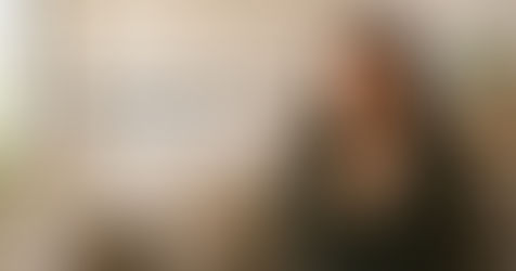 Frau mit körperlich spürbarer Angst hält sich die Hand auf die Brust, passend zu einem Beitrag von Dr. med. Dieter Eisfeld über Angst, Herzklopfen und innere Unruhe.