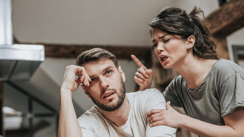 Krankhafte Eifersucht, pathologische Eifersucht, übermäßige oder unbegründete Eifersucht die Beziehungen und Partnerschaft kaputt macht. Zwanghafte Kontrolle und Misstrauen. Paartherapie und Familientherapie – Dr. Eisfeld – Deutschland – Hamburg