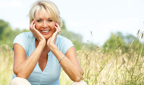 Gelassen bleiben und Stress reduzieren – ruhige Person in entspannter Atmosphäre