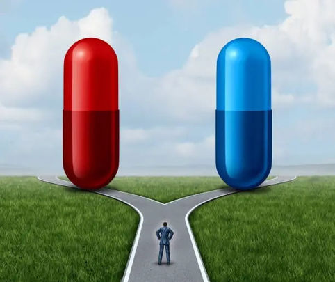 Die Wahl zwischen einer roten und einer blauen Pille als Symbol für eine Person an einem Scheideweg, die Medikamentenkapseln betrachtet und zwischen Wahrheit und Lüge, Wissen und Unwissenheit oder einer medizinischen Behandlung wählen muss.