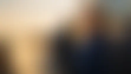 Frau steht ruhig und selbstbewusst im goldenen Morgenlicht, während Menschen vorbeieilen – Symbol für Gelassenheit im Umgang mit Kritik