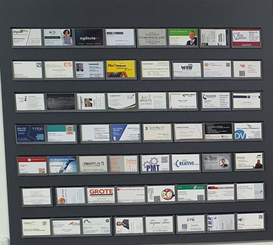 Visitenkartenwand anthrazit mit grauen Displayrahmen