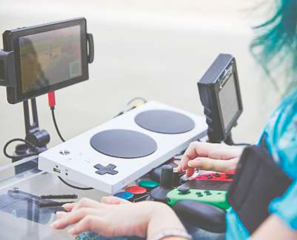 Eine Hand, die einen Konsole mit einem adaptive Controller bedient 
