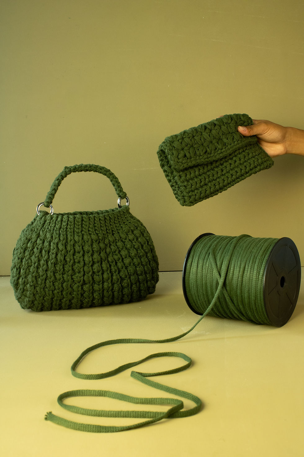Bolsa e clutch de crochê verdes com fios crô