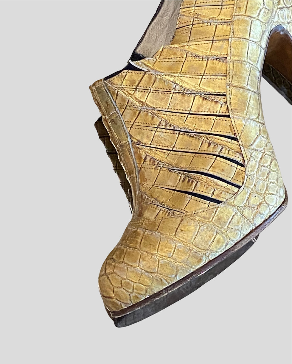 chanel-paris-luxury-lamodevintage-la-mode-vintage-haute-couture-heels-boots-gold-leather