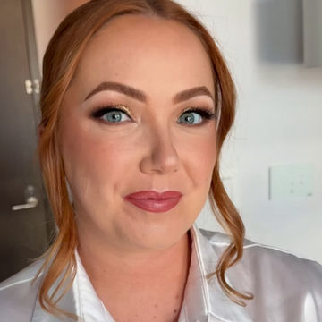 Classic bridal makeup featuring soft smoky eyes and nude lips by the best Orange County makeup artist.

