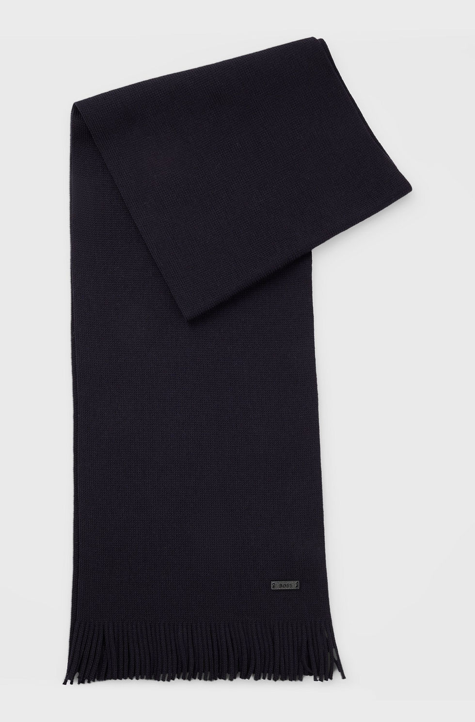 Écharpe noire BOSS. Détail de la marque sur un fond clair et neutre.