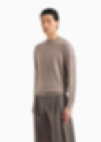 Homme en pull beige, pose pour le style, fond blanc, Boutique Karsenty.