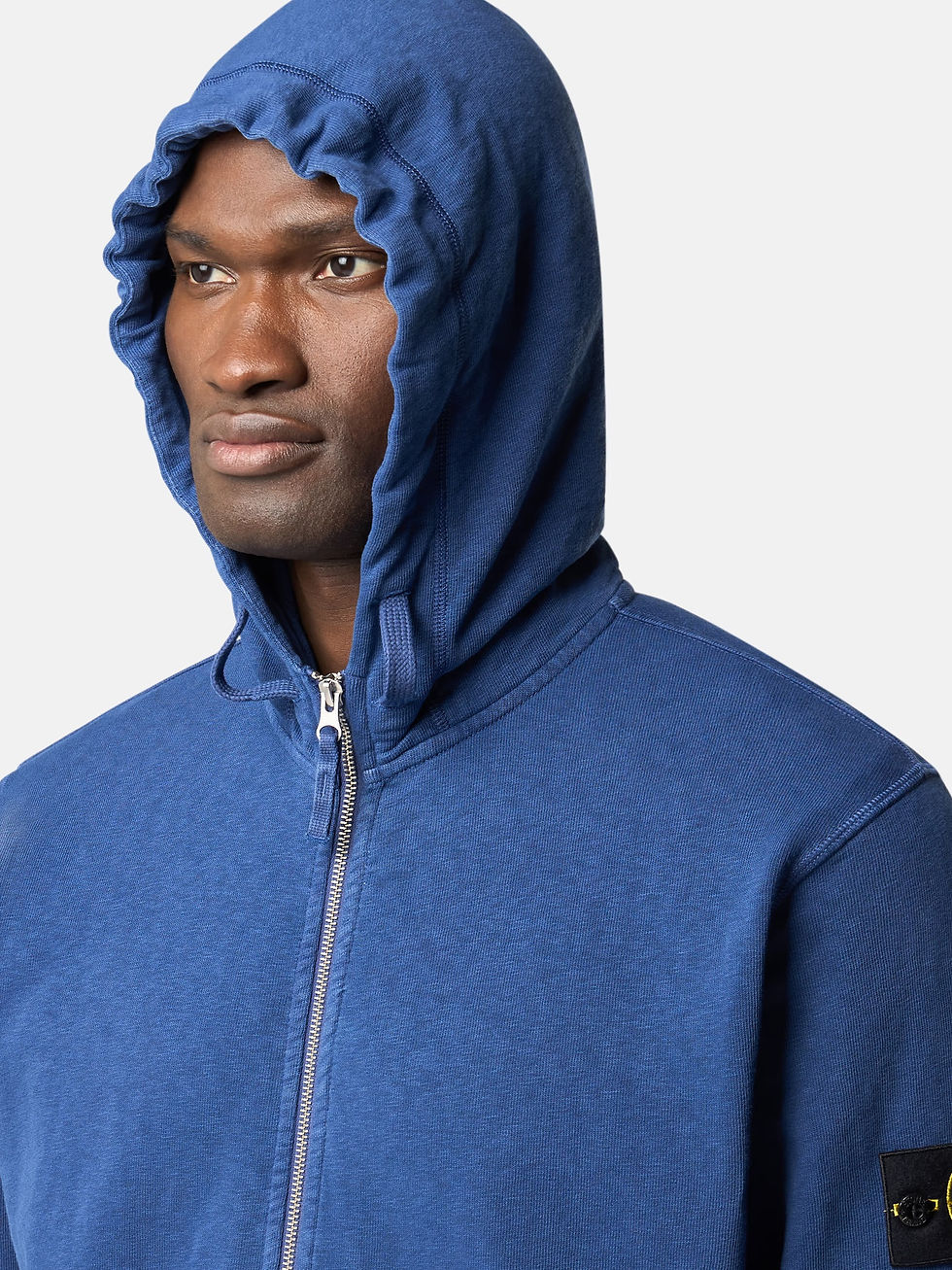 Miniature : Homme portant un sweat à capuche bleu, prêt pour le froid, Boutique Karsenty.