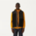 Homme portant un gilet polaire noir et jaune avec une veste à capuche.