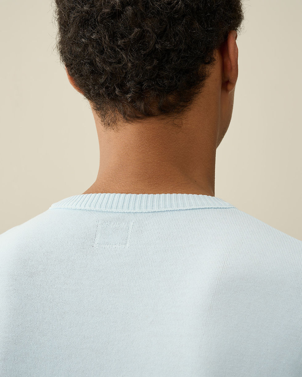 Miniature : Homme en pull bleu clair, détails au dos, Boutique Karsenty, style pour homme.