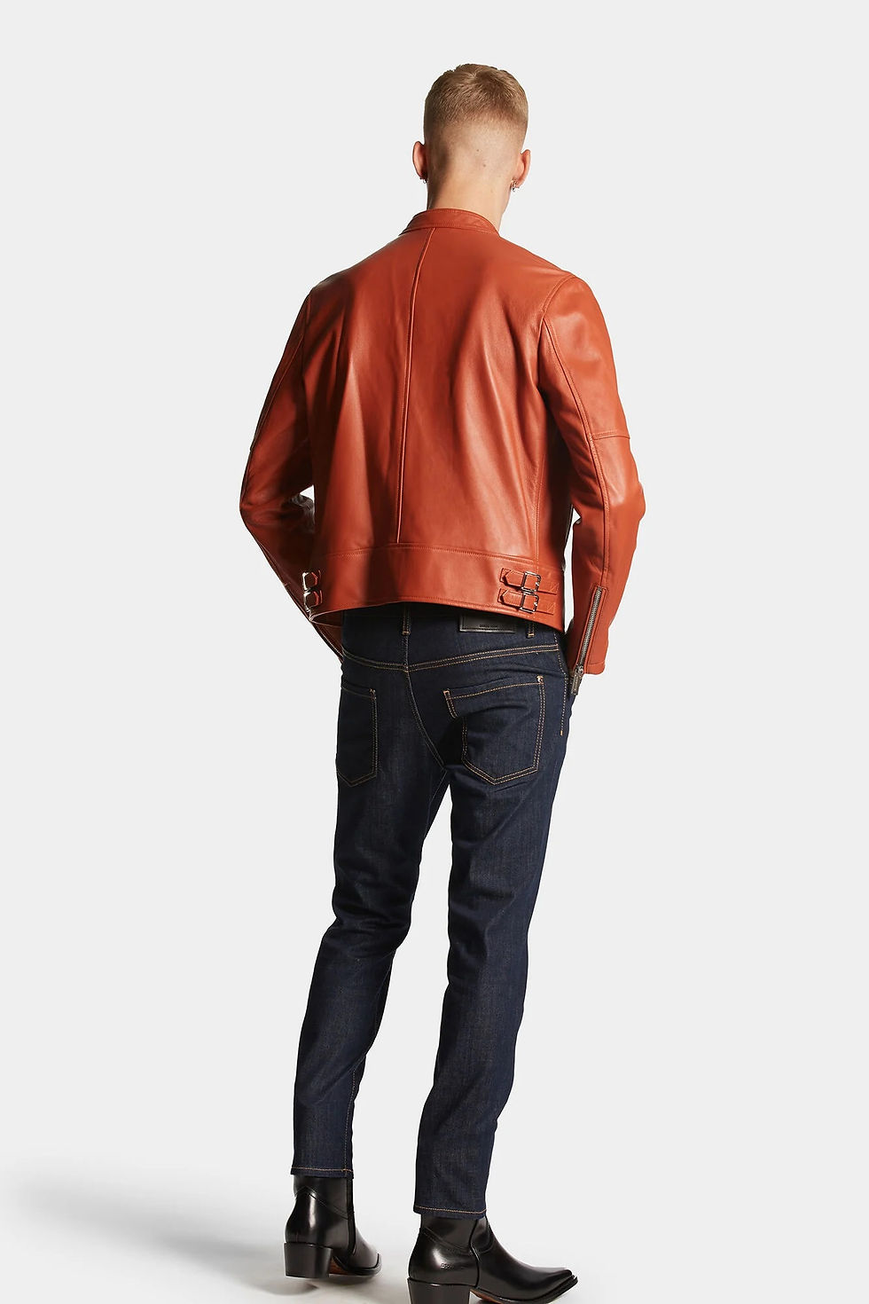 Miniature : Homme portant veste en cuir orange, jean bleu, dos, Boutique Karsenty.