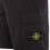 Miniature : Short noir Stone Island, poche cargo, écusson de la marque, détail du vêtement.