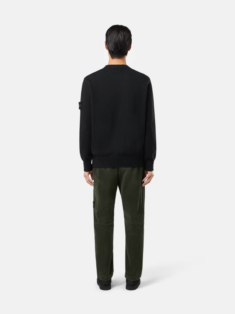 Miniature : Man wearing black Diagonal Raised Fleece Crewneck Lens Sweatshirt and green pants, rear view.
