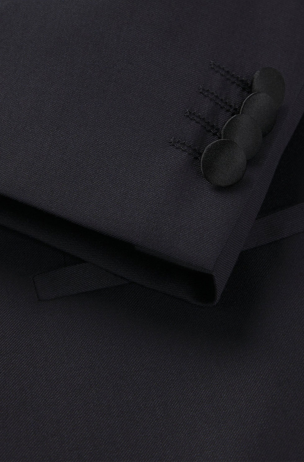 Miniature : Détail d'une veste sombre avec des boutons élégants, Boutique Karsenty.