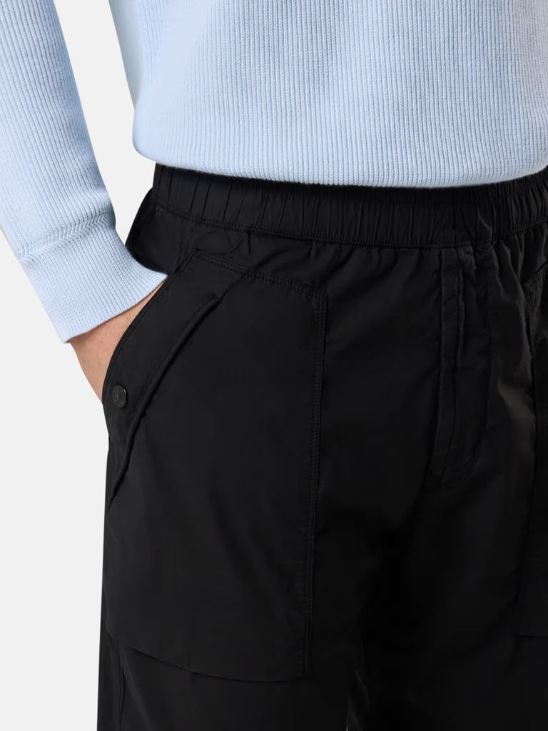 Miniature : Gros plan d'un pantalon noir avec une poche. 2100039 60/2 COTTON JERSEY.