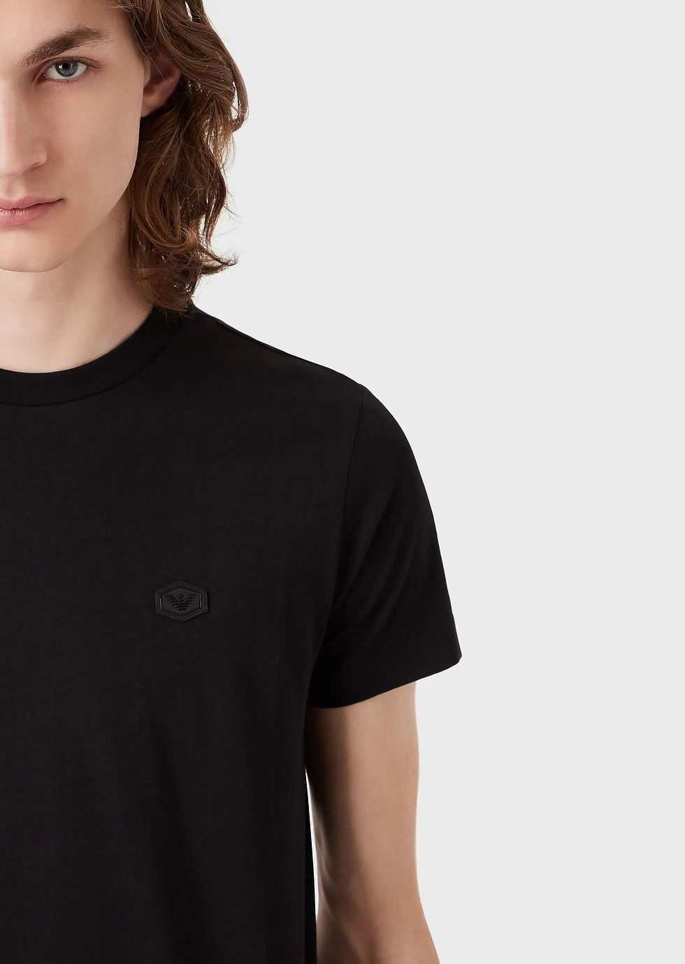 Miniature : Homme portant un tee-shirt noir, détail du logo sur poitrine. Boutique Karsenty.