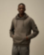 Homme portant un sweat à capuche gris, Diagonal Raised Fleece Crewneck Lens Sweatshirt.