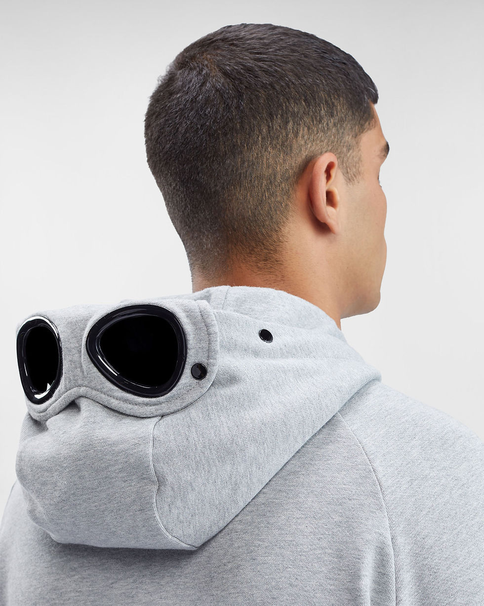 Miniature : Hoodie C.P. Company gris, homme de dos, lunettes intégrées pour voir.