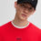 Miniature : Homme portant un sweat-shirt rouge HUGO, 2100039 60/2 COTTON JERSEY, et casquette noire.