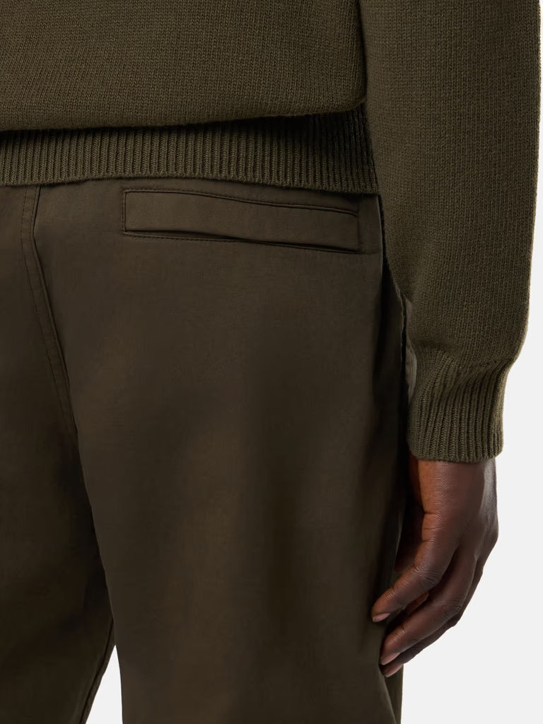 Miniature : Gros plan sur un pantalon vert olive avec une poche Boutique Karsenty.