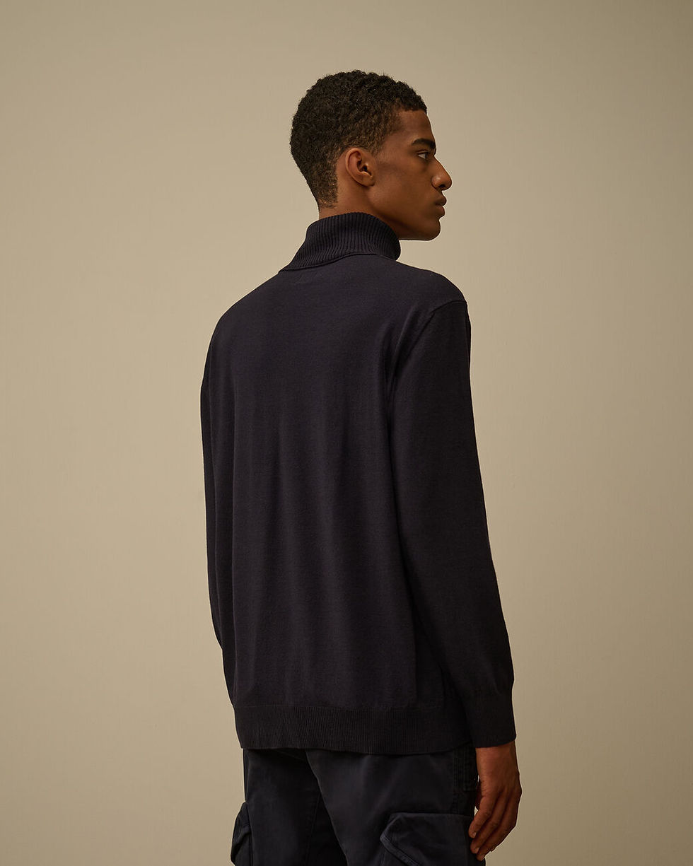 Miniature : Homme portant un col roulé bleu marine, dos, dans une boutique Karsenty