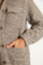 Vêtement de couleur grise avec une main dans la poche. Boutique Karsenty.