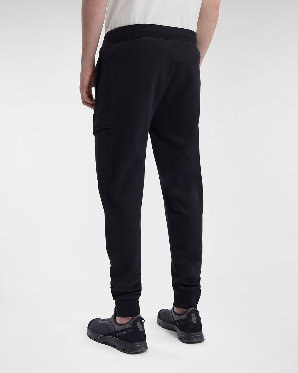 Miniature : Homme portant un pantalon noir. Boutique Karsenty.